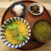 炒りたまご丼の献立