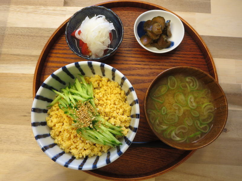 炒りたまご丼の献立