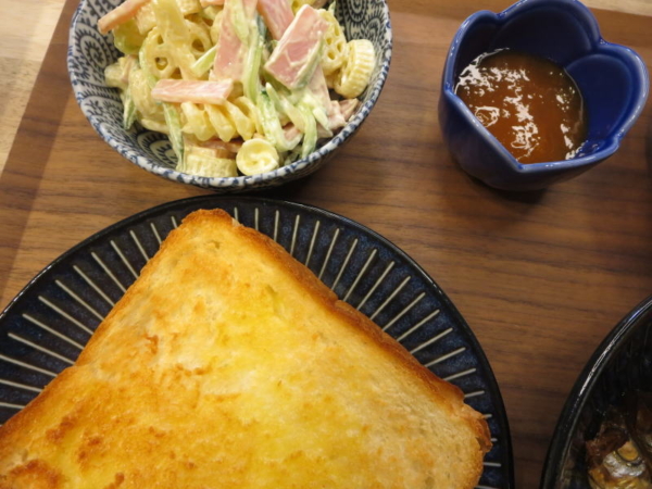 トースト、マカロニサラダ、あんずジャム