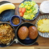 焼そばとパンの献立