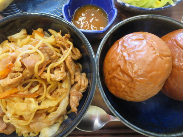 焼そばとパン