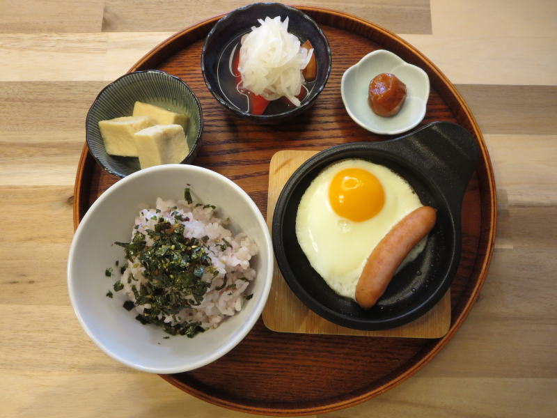 目玉焼き、ウインナーの献立