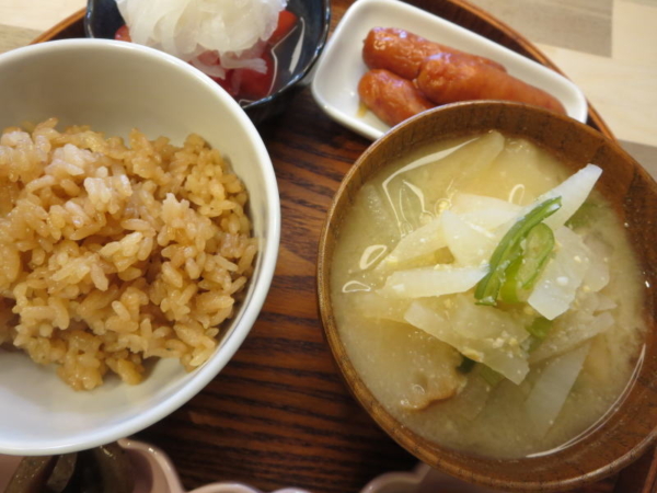 いかの炊き込みごはんの残り、ウインナー(シャウエッセンおいちぃず)、味噌汁
