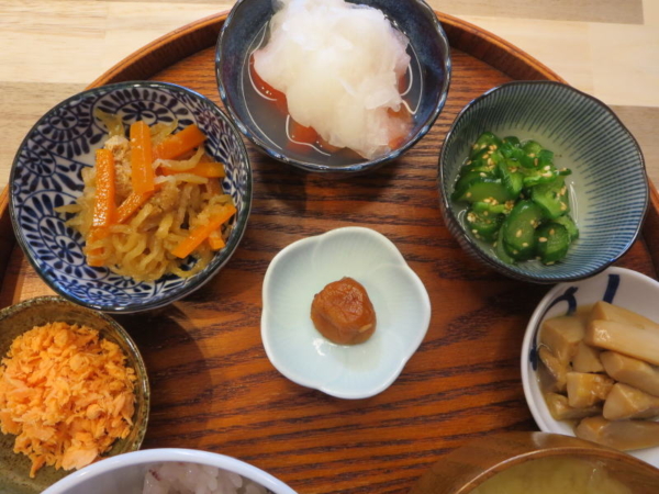鮭フレーク、切干大根煮、トマトの酢玉ねぎのせ、酢の物、エリンギの中華炒め、梅干