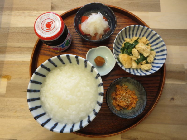 お粥と豆腐とニラの炒め物の献立