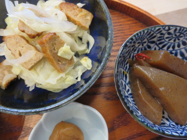 野菜炒め(マルシンハンバーグ入り)、ピリ辛こんにゃく