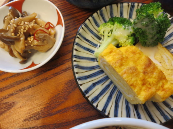 だしまきたまご、しめじのピリ辛煮