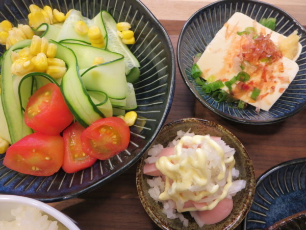 ピーラーきゅうりのサラダ、冷奴、魚肉ソーセージと玉ねぎのせ