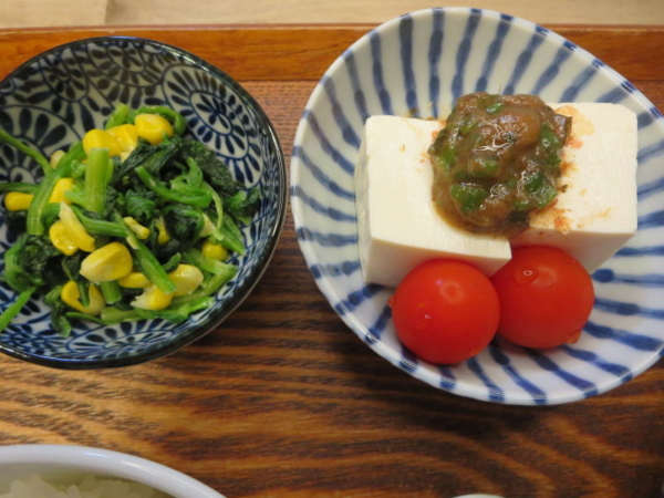 ほうれん草コーンバター、豆腐の梅肉のせ