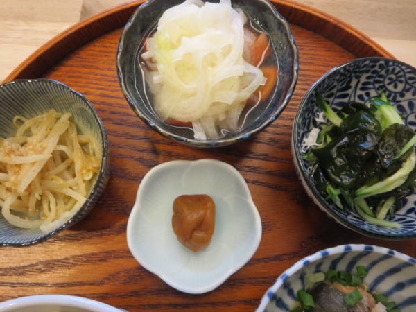 もやしのごま和え、トマトの酢玉ねぎのせ、きゅうりとわかめの酢の物、梅干