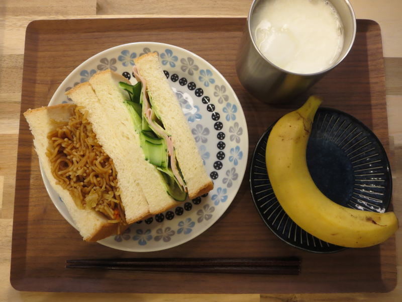 サンド2種(焼そばサンド、ハムきゅうりサンド)の献立