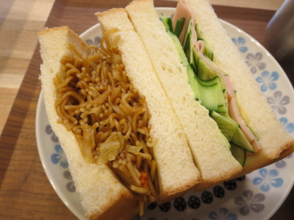 サンド2種(焼そばサンド、ハムきゅうりサンド)