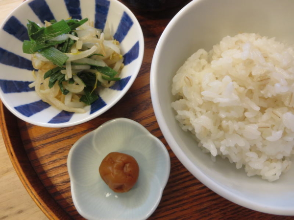 もち麦入りごはん、ニラもやし、梅干
