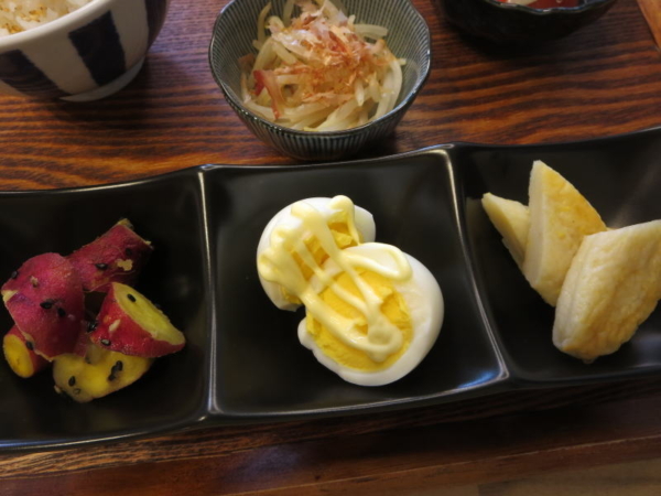 もやしのお浸し、電子レンジで大学芋風、ゆでたまご(マヨネーズ(カロリーオフ))、笹かまチーズ入り