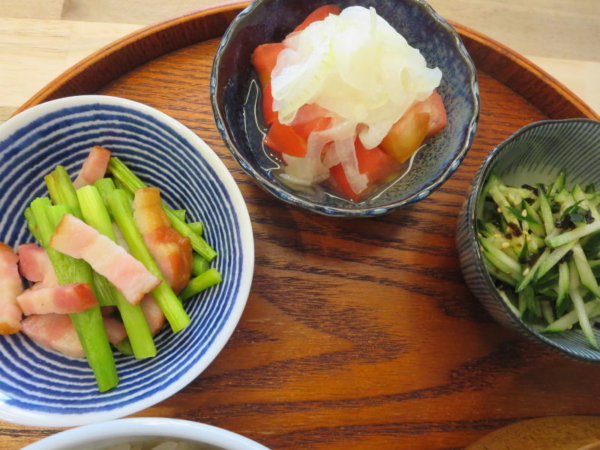 アスパラベーコン、トマトの酢玉ねぎのせ、千切りきゅうりのきざみ昆布和え