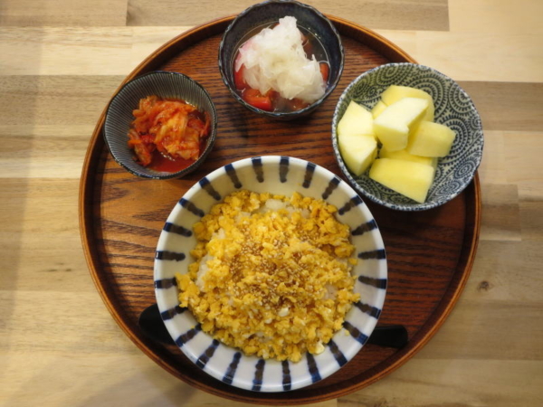 炒りたまご丼の献立