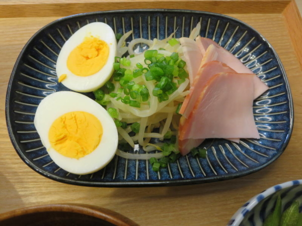 つけ麺の具材(ゆでたまご、もやし、ハム、小葱)