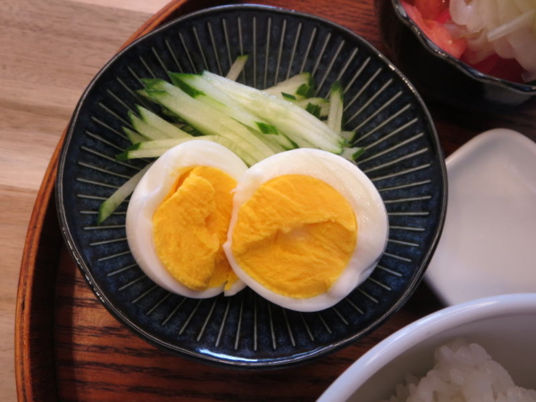 ゆでたまご、千切りきゅうり添え