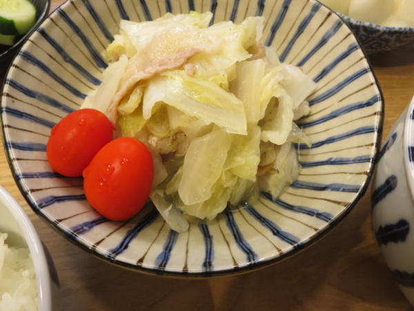 豚バラ白菜、ミニトマト添え