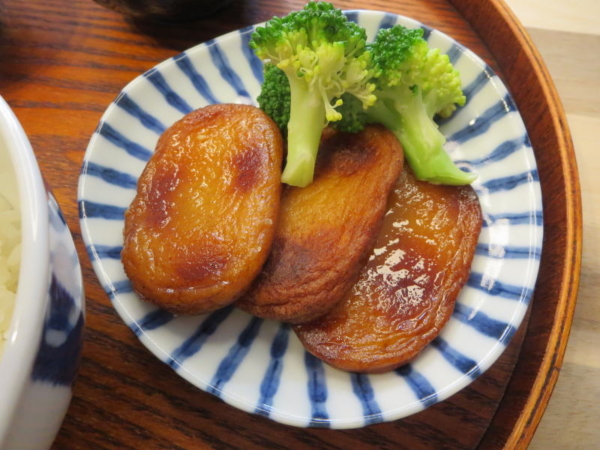 さつま揚げのバター焼き、ブロッコリー添え