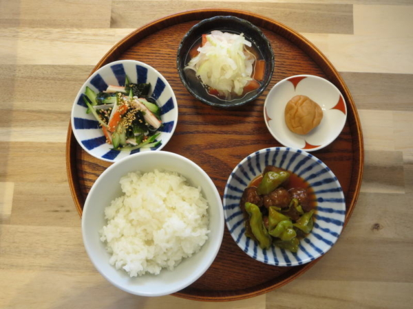 ミートボールとピーマンの献立