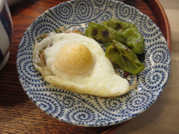 冷凍たまごで目玉焼き＋ピーマンソテー