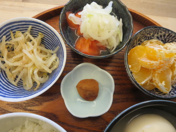 もやしのごま和え、トマトの酢玉ねぎのせ、梅干、みかん