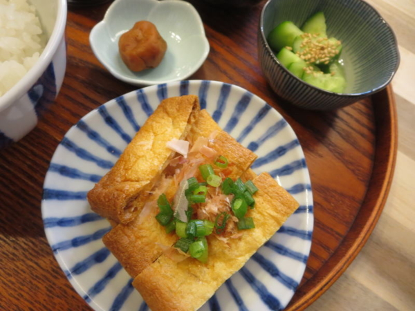 焼き油揚げ、きゅうりの浅漬け、梅干