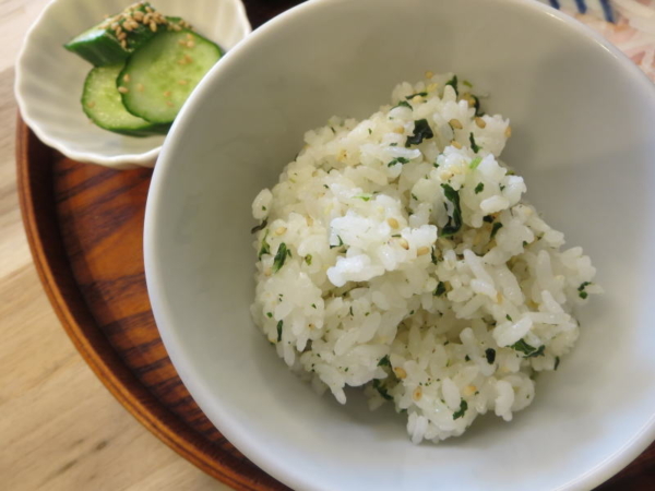 おむすび山(青菜)ごはん、きゅうりの浅漬け
