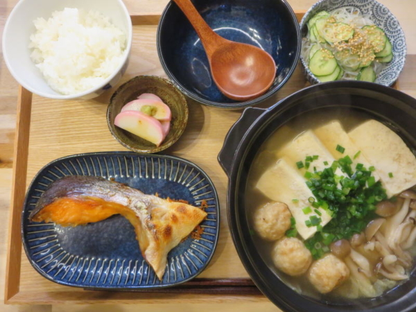 焼鮭と汁物代わりのお鍋の献立