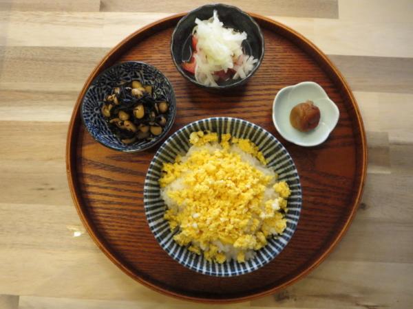 炒りたまご丼の献立