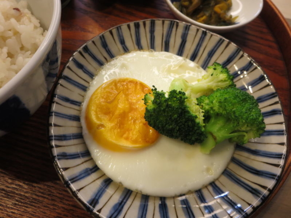 目玉焼き(両面焼き)、焼ブロッコリー添え
