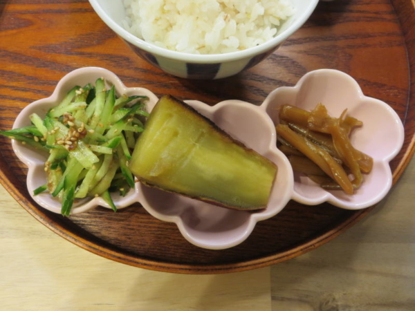 きゅうりの和え物、焼いも、にらねっこ