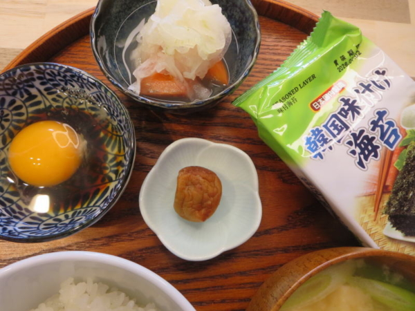 たまご、梅干、韓国味付け海苔、トマトの酢玉ねぎのせ