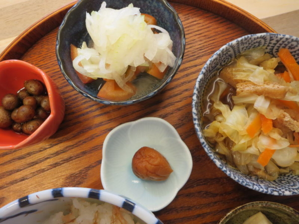 むかごの甘辛煮、トマトの酢玉ねぎのせ、煮浸し、梅干