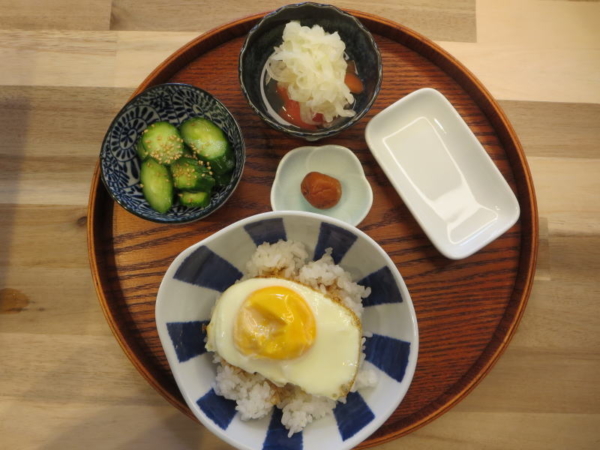 目玉焼き丼の献立