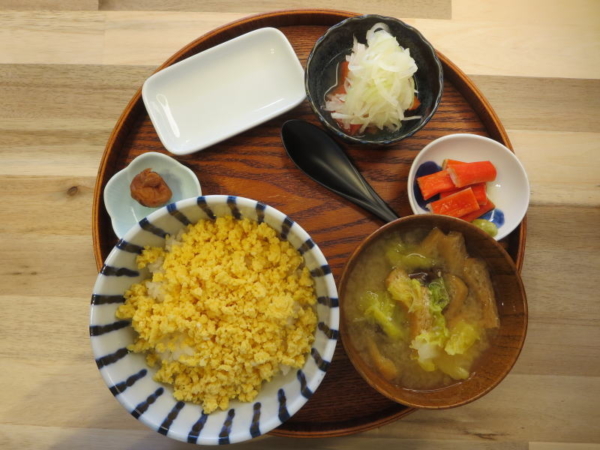 炒りたまごのせごはんの献立