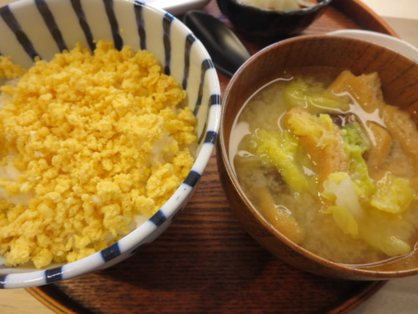 炒りたまごのせごはん、味噌汁(白菜、油揚げ、むかご)