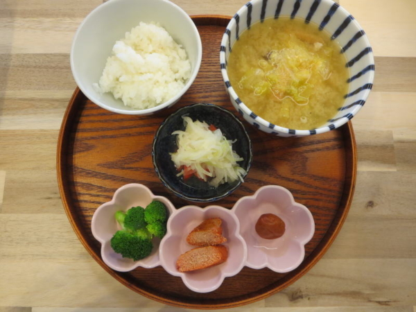 味噌汁に落としたまごの献立