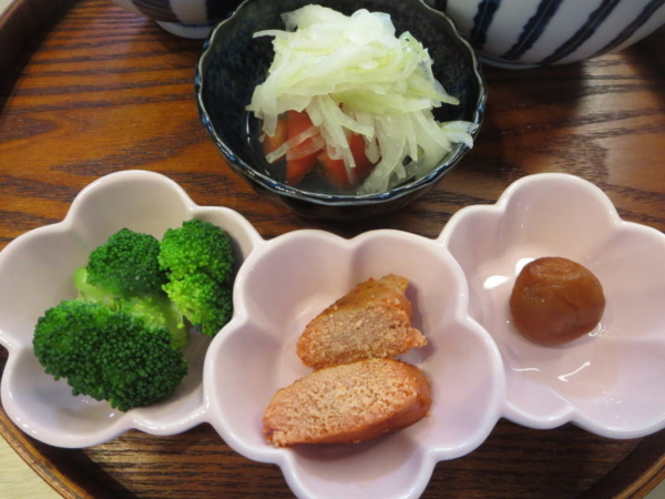 トマトの酢玉ねぎのせ、ブロッコリー、焼明太子、梅干
