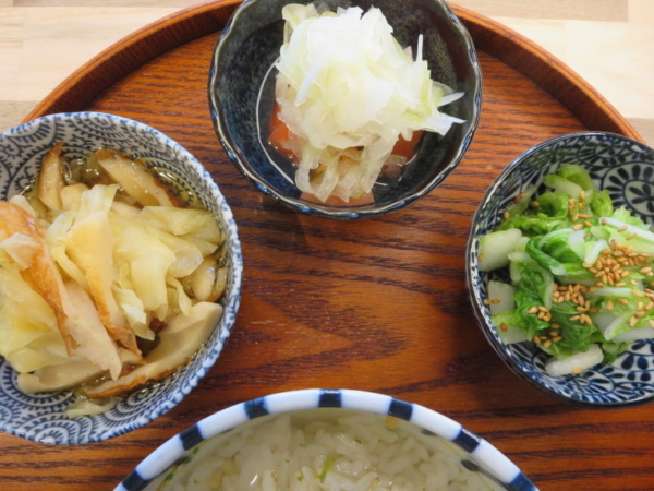 ちくわとキャベツの煮浸し、トマトの酢玉ねぎのせ、白菜の漬物