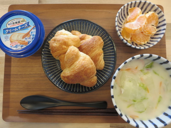 白菜のシチューとクロワッサンの献立