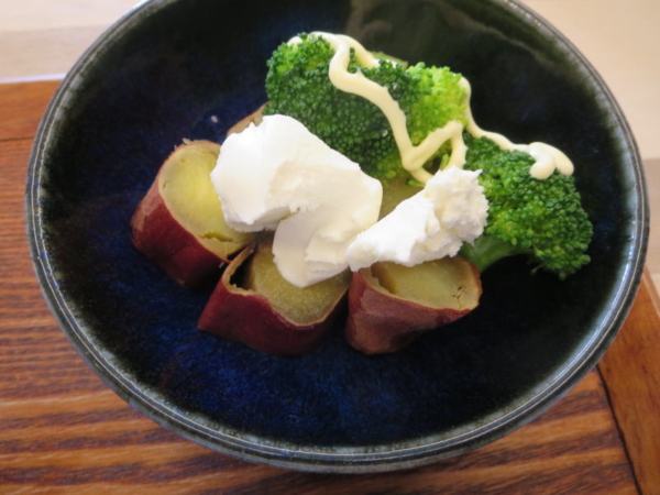 ブロッコリーと焼芋の盛り合わせ(クリームチーズ添え)