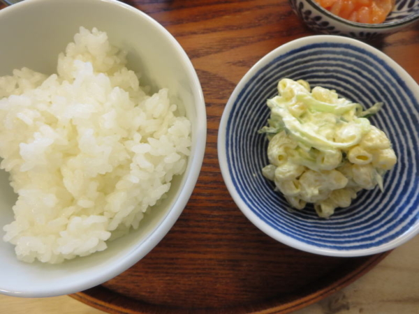ごはん、マカロニサラダ