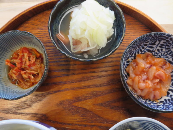 キムチ、トマトの酢玉ねぎのせ、イカ明太