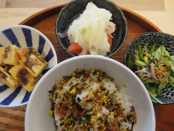 ごはん(ふりかけ)、焼油揚げ、トマトの酢玉ねぎのせ、きゅうりとわかめの酢の物