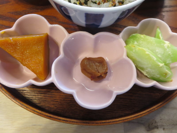 かぼちゃ煮、梅干、ブロッコリーの芯のマヨ焼き