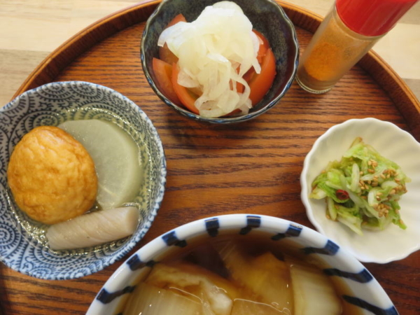 おでん(魚河岸揚げ、大根、こんにゃく)、トマトの酢玉ねぎのせ、白菜の漬物