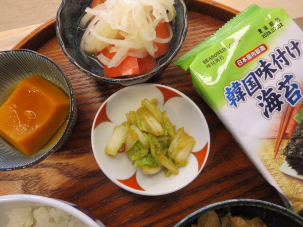 かぼちゃ煮、トマトの酢玉ねぎのせ、白菜の漬物、韓国海苔