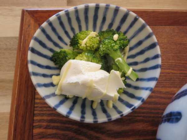 ブロッコリーのクリームチーズ添え